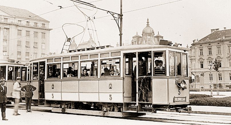 Tramvaj (ZET) M-22, Motorna kola proizvedena u ZET-u, a projektirao ih je dipl. ing. Dragutin Mandl. Imala su drveni kostur i prometovala od 1920. godine